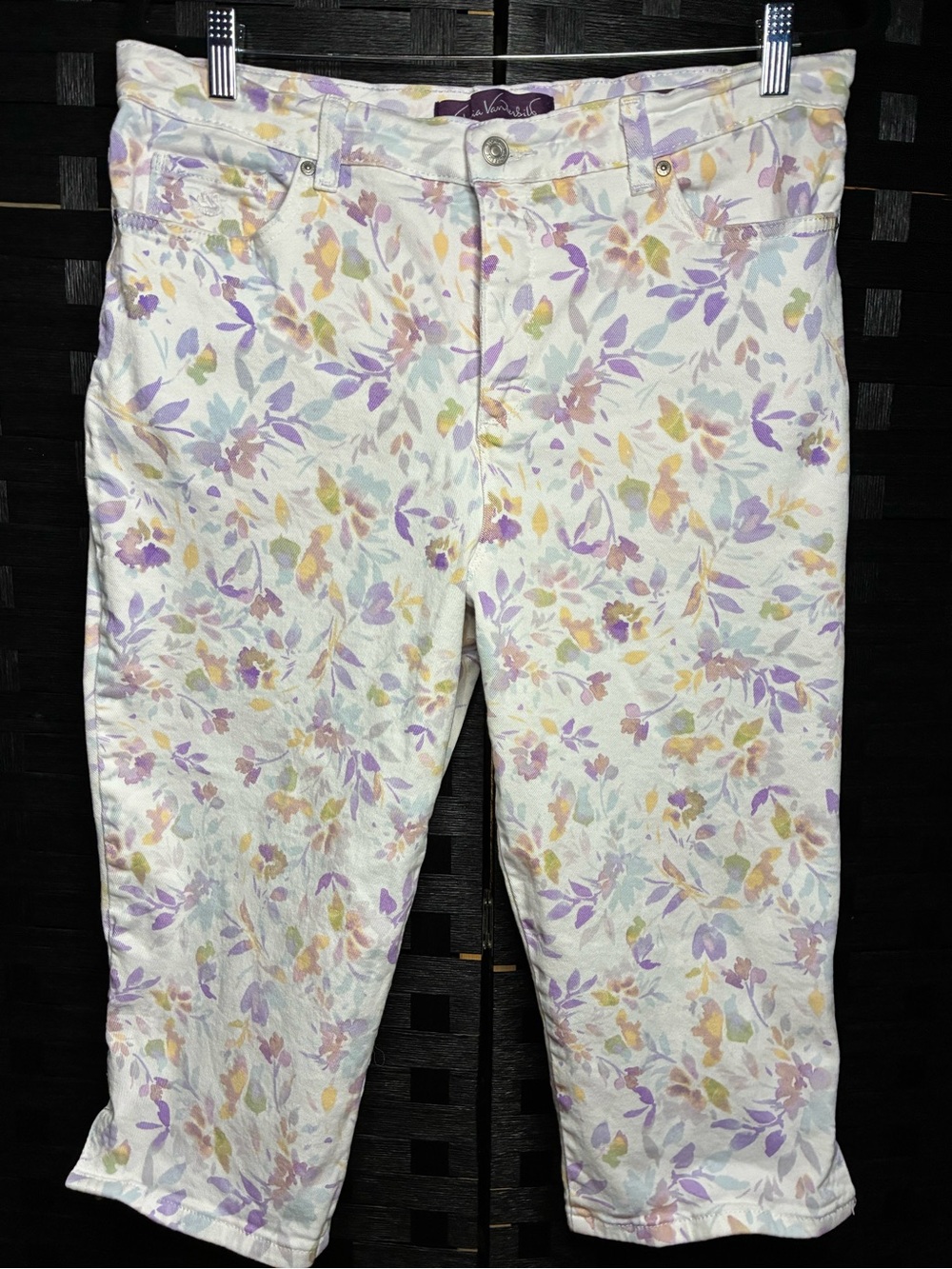 Gloria Vanderbilt White Floral Capris with Lavender and Yellow Print